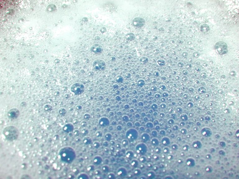 泡が発生する水の写真