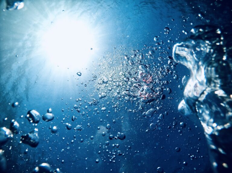 水中の泡の写真