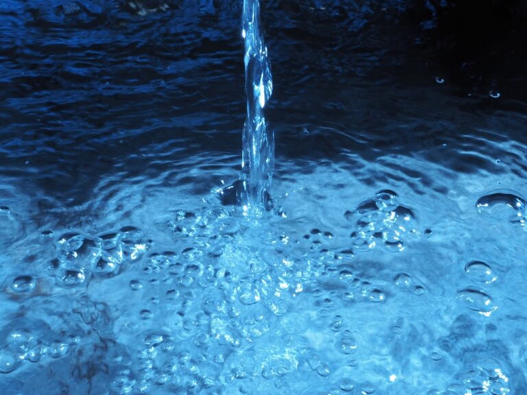 水滴が落ちる写真